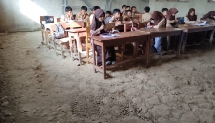 Siswa SDN Curug 1 Belajar di Kelas Beralas Tanah.