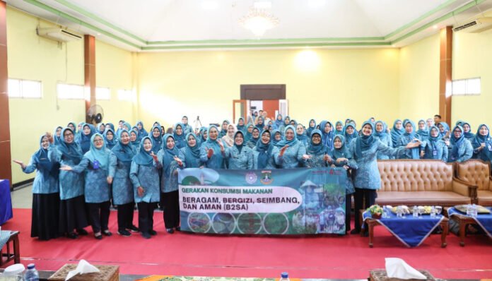 Kader PKK berfoto bersama dalam kegiatan Pembinaan Gerakan Konsumsi Pangan Beragam, Bergizi, Seimbang, dan Aman (B2SA) di Gedung PKK Nyi Mas Melati, Kota Tangerang, Kamis 28 Agustus 2025.
