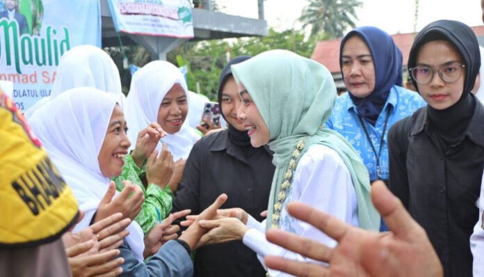 Bupati Serang Ratu Rachmatuzakiyah menyalami jemaah saat menghadiri Tarhib Maulid Nabi Muhammad SAW 1447 H di Baros, Sabtu 23 Agustus 2025.