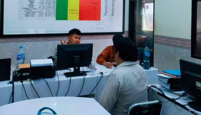 Tersangka kasus penyalahgunaan narkotika jenis sabu menjalani pemeriksaan intensif di ruang penyidik Ditresnarkoba Polda Banten.