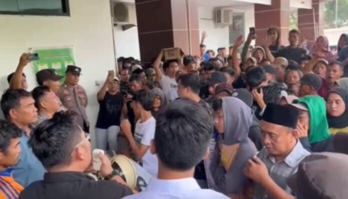Tidak Terima Pembunuh Agen Brilink Dihukum 10 Tahun, Warga Gerudug PN Serang