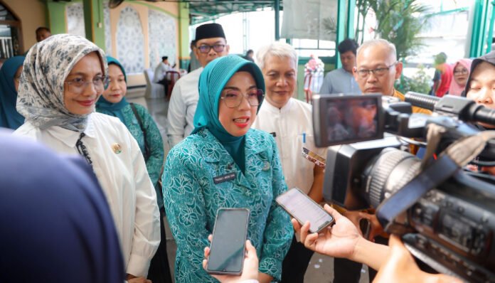 Ketua TP PKK Provinsi Banten, Tinawati Andra Soni, memberikan keterangan kepada media usai kegiatan kampanye Gemarikan di Kota Tangerang, Jumat 22 Agustus 2025.