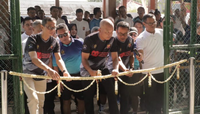 Wakapolda Banten Brigjen Pol Hengki memotong pita sebagai tanda dimulainya Turnamen Tenis Kapolda Cup 2025, di Lapangan UH Tennis Club Kota Serang Jum'at 15Agustus 2025.