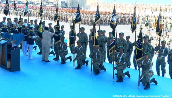 Presiden RI Prabowo Subianto mengukuhkan satuan baru TNI dalam upacara Gelar Pasukan Operasional dan Kehormatan Militer di Batujajar, Bandung, Jawa Barat, Minggu 10 Agustus 2025.