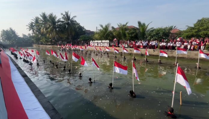 Warga Sukadiri Gelar Upacara HUT ke-80 RI di Atas Kanal Surosowan, Minggu 17 Agustus 2025.