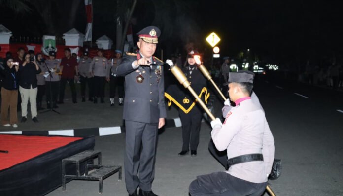 Wakapolda Banten Brigjen Pol H. Hengki menyalakan obor Taptu pada pawai peringatan HUT ke-80 RI di Kota Serang.