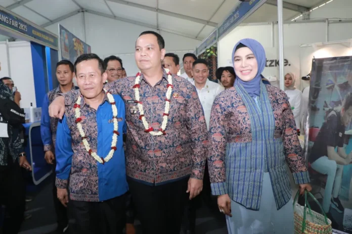 Wali Kota Serang Budi Rustandi (tengah) bersama Ketua DPRD Kota Serang Muji Rohman (kiri), saat meninjau booth dalam rangkaian pembukaan Kota Serang Fair 2025 di Stadion Maulana Yusuf, Rabu 6 Agustus 2025.