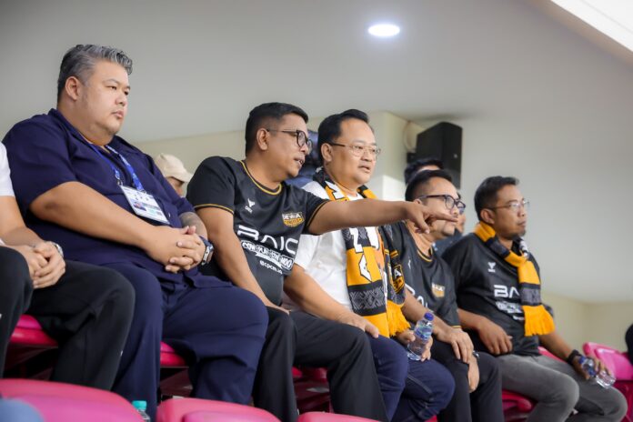 Gubenur Banten Andra Soni menyaksikan laga Dewa United Vs Persik Kediri, di Banten International Stadium (BIS), Jumat malam, 22 Agustus 2025.