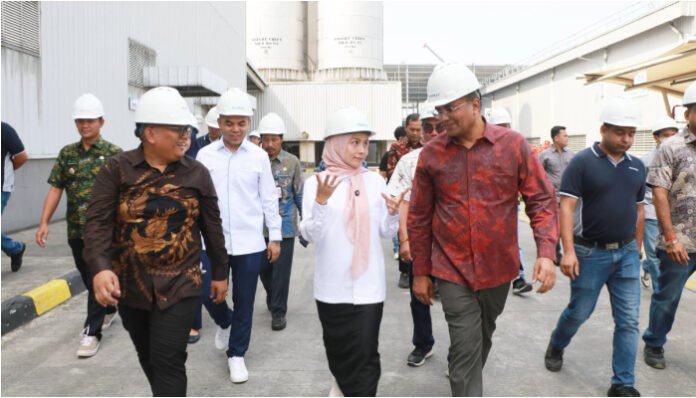 Bupati Serang Ratu Rachmatul Azzakiyah berdialog bersama jajaran direksi PT Polyplex dalam kunjungan kerja ke kawasan industri di Cikande, Kabupaten Serang, Kamis 7 Agustus 2025.