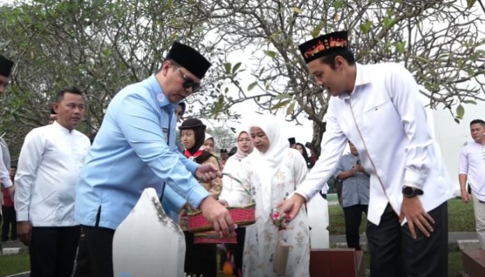 Wali Kota Serang Budi Rustandi bersama Wakil Wali Kota Nur Agis Aulia menaburkan bunga saat kunjungan kehormatan ke Taman Makam Pahlawan Ciceri, Jumat 8 Agustus 2025.