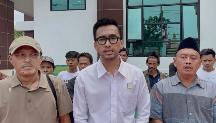 Kuasa Hukum keluarga korban pembunuhan Ipat Fatimah, M. Vickran Rayyana, memberikan keterangan kepada awak media usai mendampingi para saksi dalam sidang di Pengadilan Negeri Serang, Senin 4 Agustus 2025.