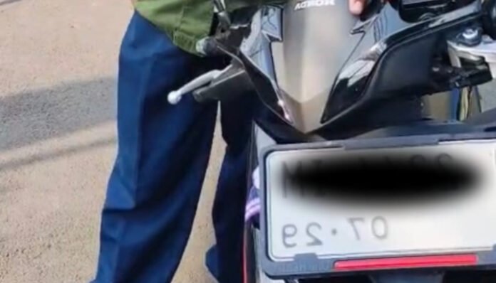 Petugas menunjukkan sepeda motor Honda Beat yang berhasil ditemukan Unit Reskrim Polsek Serang setelah dilaporkan hilang.