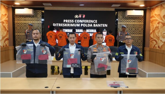 Petugas Ditreskrimum Polda Banten menunjukkan barang bukti kasus pencurian truk tangki berisi solar saat konferensi pers, Rabu 6 Agustus 2025.