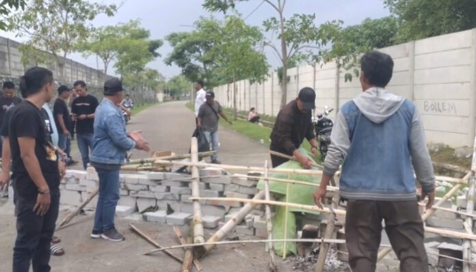 Tuntut pembayaran ganti rugi, warga dan ahli waris blokade akses jalan ke citra maja city.