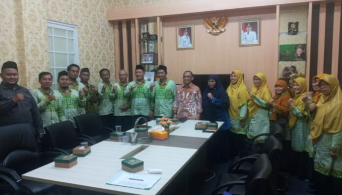 Pengurus Yayasan Al- Izzah dan pimpinan DPRD Kota Serang foto bersama, usai audiensi untuk menyampaikan aspirasi, di DPRD Kota Serang, Selasa, 23 September 2025.