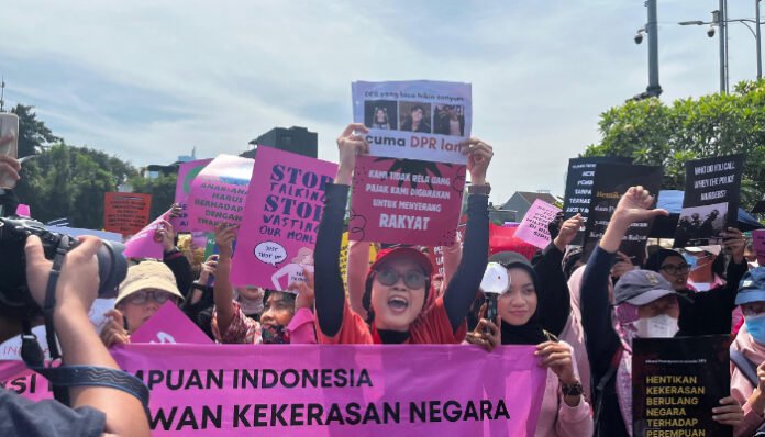 Aliansi Perempuan Indonesia (API) Gelar Aksi di depan Gedung DPR