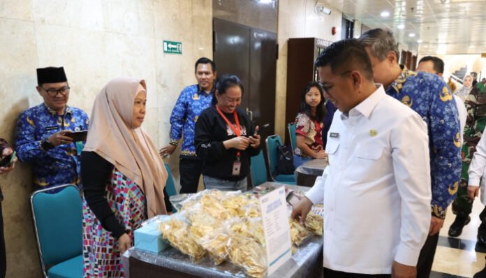 Gubernur Banten Andra Soni, saat meninjau produk UMKM lokal pada Gelar Produk UMKM di BRIN Sains dan Teknologi BJ Habibie, Tangerang Selatan, Rabu, 17 September 2025.