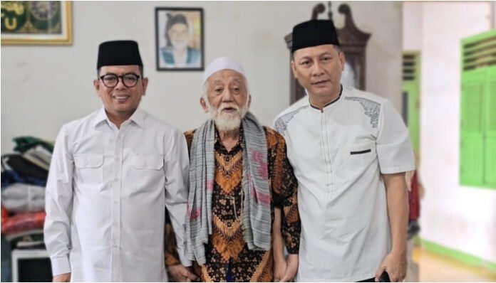 Momen silaturahmi Gubernur Andra Soni bersama Abuya Muhtadi, di kediamannya, didampingi Sekda Deden, Minggu, 31 Agustus 2025.