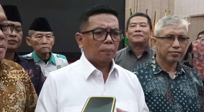Andra Soni saat menyampaikan komitmennya untuk memberantas pungli dalam rekrutmen tenaga kerja di provinsi Banten (Bantentv.com/ Hendra)