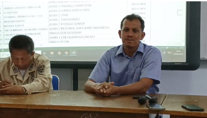 Ketua Komite SMAN 1 Kota Serang, Muhammad Arif Kirdiat (kanan), meluruskan isu yang beredar luas terkait kasus kekerasan di lingkungan sekolah.