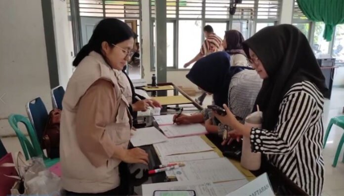 Ratusan perangkat desa di Kecamatan Cadasari, Kabupaten Pandeglang, mengikuti tes urine massal yang digelar Badan Narkotika Nasional (BNN) Provinsi Banten.