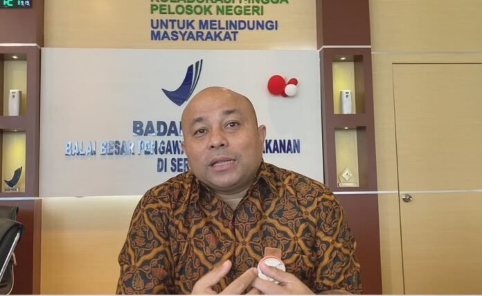 Mojaza Sirait, Kepala BPOM Serang, saat memberikan penjelasan terkait belasan apotek di kota Serang yang diberikan sanksi tegas sepanjang tahun 2025 (Bantentv.com/ Imron)