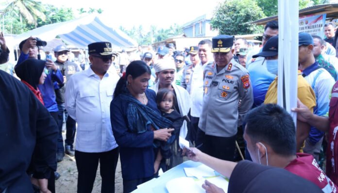 Kapolda Banten Irjen Pol Hengki bersama Gubernur Banten Andra Soni meninjau langsung pelayanan bakti kesehatan dan sosial untuk masyarakat Baduy di Terminal Cijahe, Kabupaten Lebak, Jumat, 26 September 2025.
