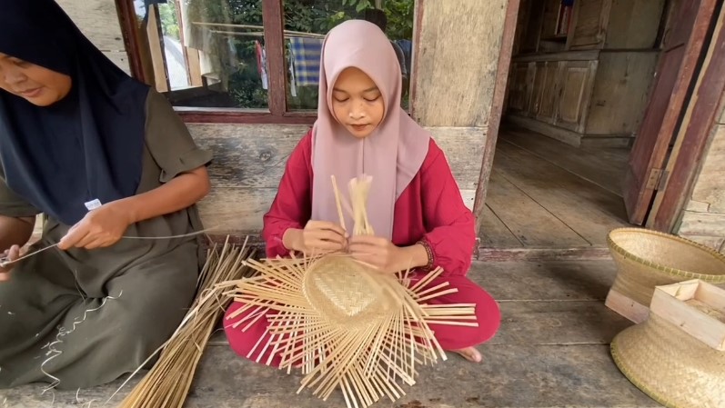 Asmawiyah, Perajin Bambu Yang Sedang Membuat Boboko Di Kampung Guahguyang, Desa Cibungur, Kecamatan Cigemblong, Kabupaten Lebak (Bantentv.com/ Nano)