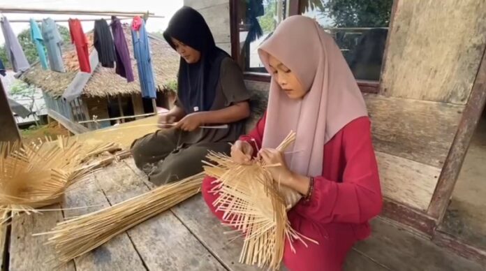 Para perajin bambu yang sedang membuat boboko di Kampung Guahguyang, Desa Cibungur, Kecamatan Cigemblong, Kabupaten Lebak (Bantentv.com/ Nano)