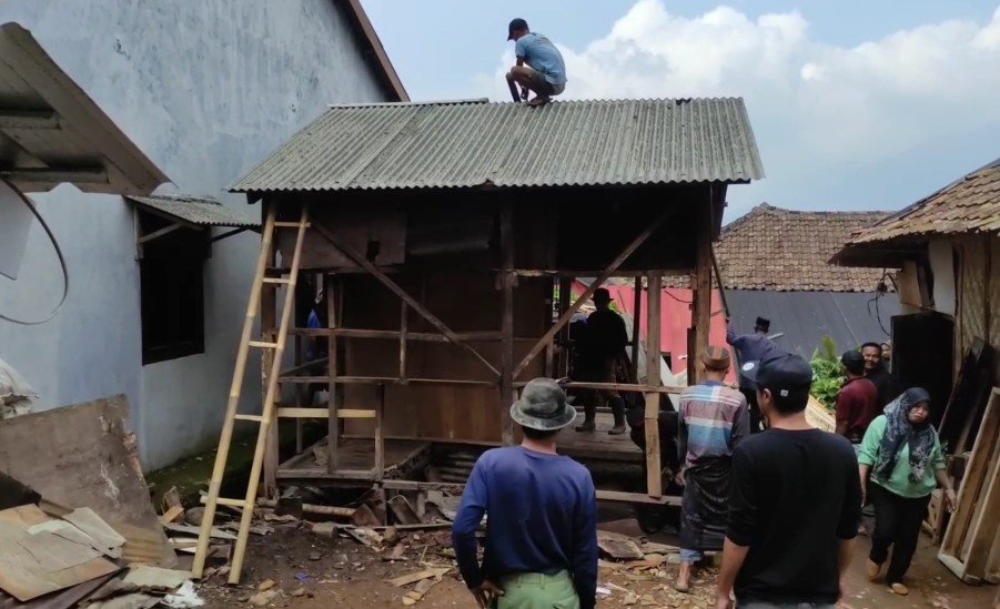 DPRD Pandeglang menginisiasi melakukan bedah RTLH untuk Lansia di Mandalawangi (Bantentv.com/ Rangga)