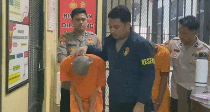 Dua pelaku pembegalan di kawasan Industri Modern Cikande ketika ditangkap polisi (Bantentv.com/ Imron)