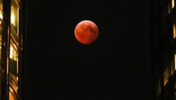 Fenomena langka gerhana bulan total atau Blood Moon.
