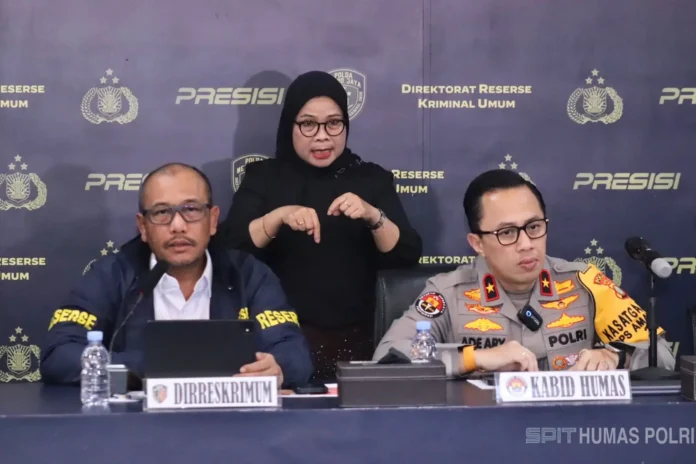 Kabid Humas Polda Metro Jaya Brigjen Ade Ary Syam Indradi (kanan) bersama jajaran Ditreskrimum saat konferensi pers terkait temuan Bima Permana Putra, Rabu, 17 September 2025.