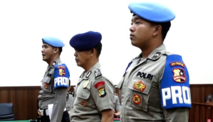Sopir kendaraan taktis Brimob, Bripka Rohmat, divonis demosi setelah melindas pengemudi ojek online Affan Kurniawan hingga tewas.