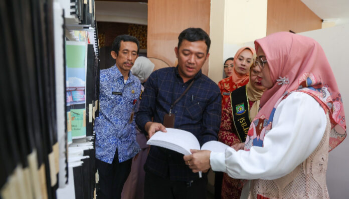 Bunda Literasi Provinsi Banten, Tinawati Andra Soni, meninjau koleksi buku di Gedung Perpustakaan Provinsi Banten usai membuka Hari Kunjungan Perpustakaan, Kamis, 11 September 2025.