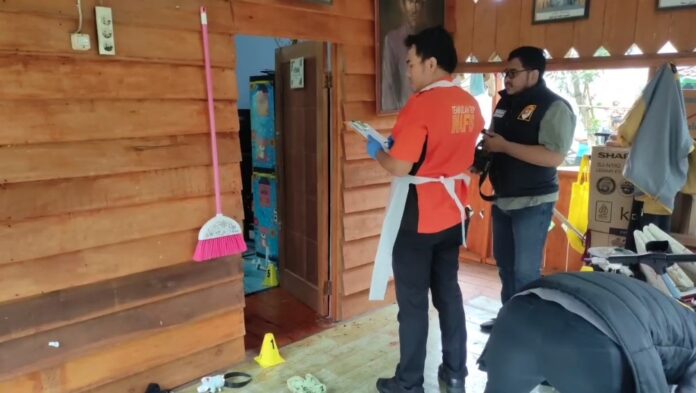 Pihak kepolisian dan forensic tengah melalukan menyisir TKP peristiwa dugaan pembunuhan tragis pada Kamis pagi, 11 September 2025 (Bantentv.com/ Rangga)