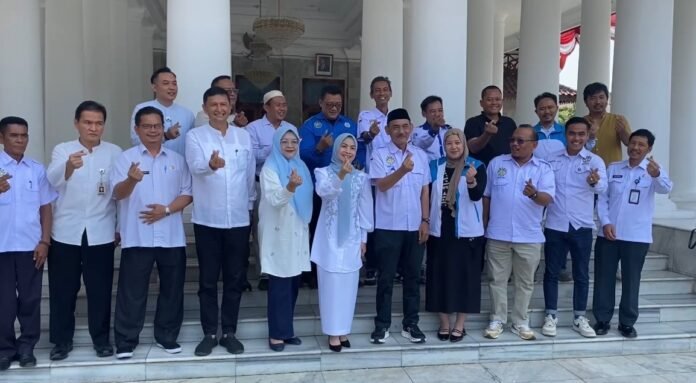Audiensi Pemerintah Kabupaten Serang bersama Serikat Buruh dan Serikat pekerja di Pendopo Bupati Serang, dengan bahasan tuntutan utama yakni outsourcing (Bantentv.com/ Riki)