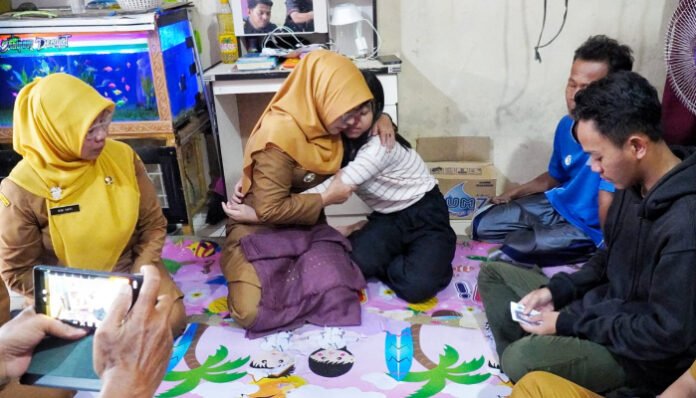 Bupati Pandeglang Raden Dewi Setiani Takziah ke Rumah Duka Nelayan Labuan yang Jadi Korban Kecelakaan Laut