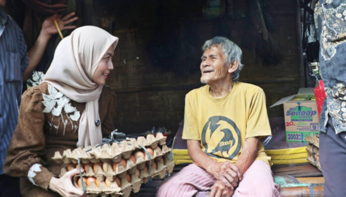 Bupati Serang Ratu Rachmatuzakiyah meninjau sejumlah rumah tidak layak huni (Rutilahu) di Kecamatan Cikeusal, Minggu, 21 September 2025.