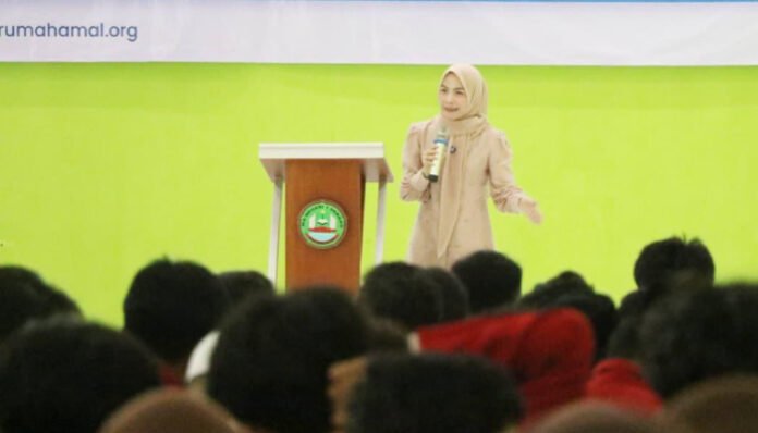Bupati Serang Ratu Rachmatuzakiyah memberikan motivasi kepada siswa MAN 1 Serang, Kecamatan Kragilan, Jumat, 19 September 2025.