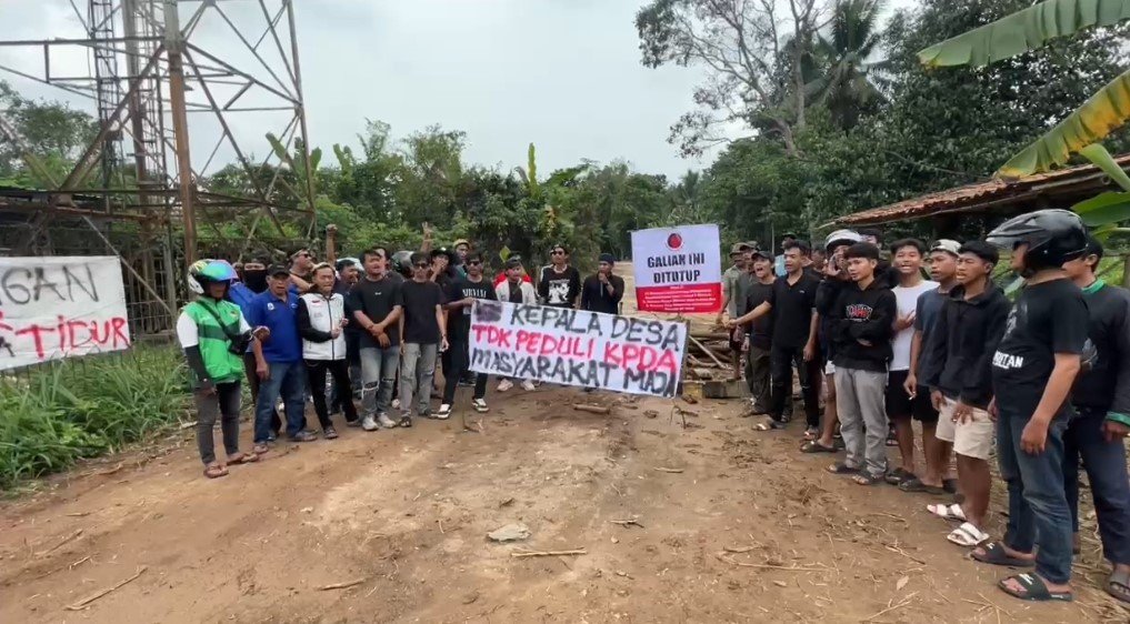 Warga Desa Maja, Kecamatan Maja, Kabupaten Lebak menyegel galian C di lingkungannya (Bantentv.com/ Nano)