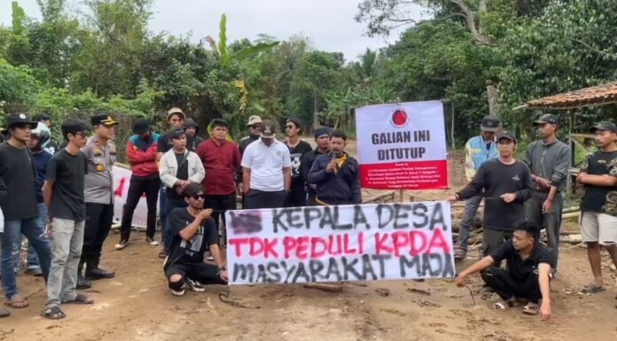 Warga Desa Maja, Kecamatan Maja, Kabupaten Lebak menyegel galian C di lingkungannya (Bantentv.com/ Nano)