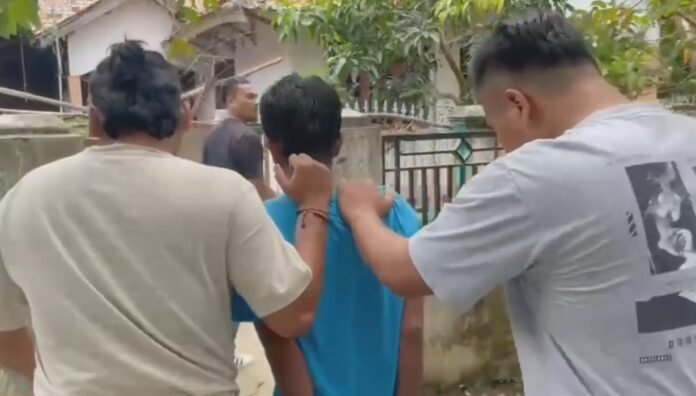 Penangkapan seorang paman yang diduga melakukan tindak asusila pada keponakannya sendiri (Bantentv.com/ Imron)