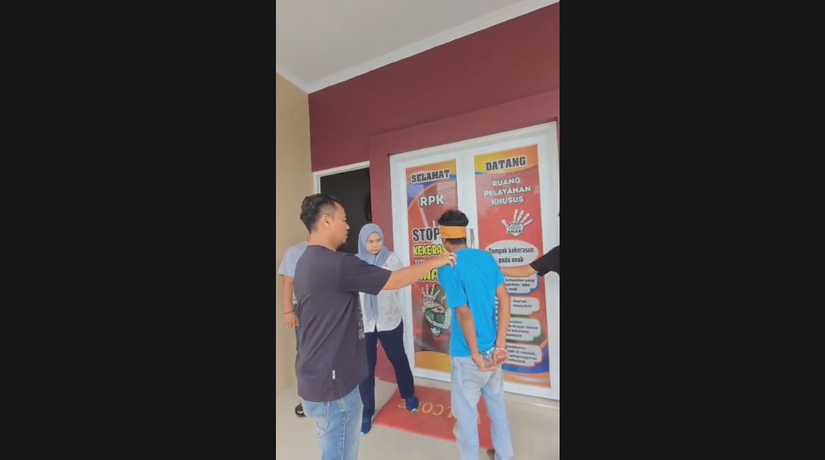 Penangkapan seorang paman yang diduga melakukan tindak asusila pada keponakannya sendiri (Bantentv.com/ Imron)