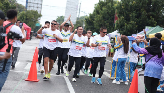 Bupati Cilacap Syamsul Auliya Rachman bersama peserta lainnya antusias mengikuti kategori 5K dalam ajang ‘Cilacap Sheen of Java Run 2025’ powered by PLN, yang digelar bertepatan dengan Hari Pelanggan Nasional di Alun-alun Cilacap, Minggu, 7 September 2025.