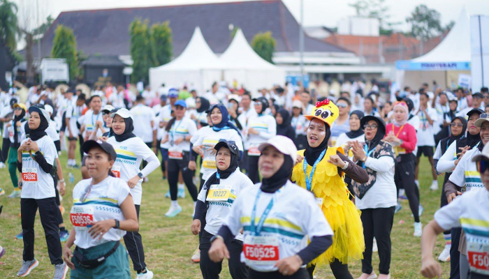 Ribuan Peserta memadati Alun-alun Cilacap MengIKuti Senam Bersama Di Event 'Cilacap Sheen of Java Run 2025' Didukung oleh PLN.