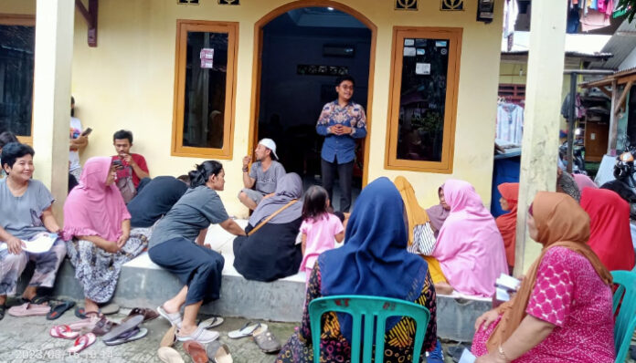 Pegawai DPMPTSP Kota Serang sosialisasikan program GAS MPP kepada Masyarakat, Kamis, 25 September 2025.