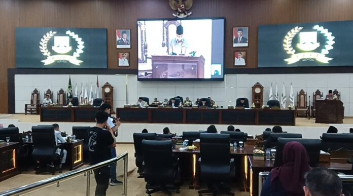 Raperda Perubahan APBD 2025 dalam rapat paripurna yang digelar di ruang paripurna DPRD Banten, KP3B, Curug, Kota Serang, Selasa, 9 September 2025 (Bantentv.com/ Hendra)