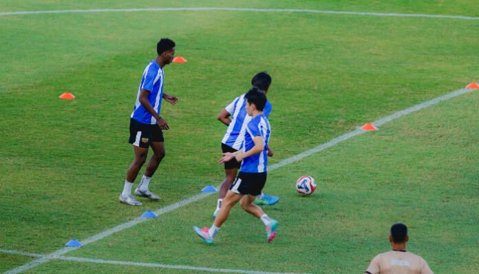 Pemain Dewa United saat mengikuti sesi latihan.
