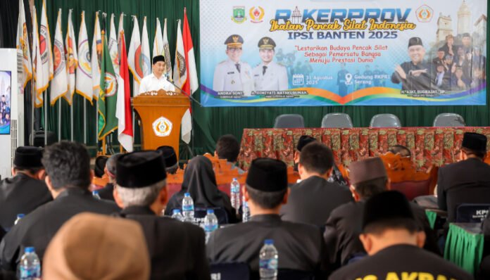 Wakil Gubernur Banten A Dimyati Natakusumah memberikan sambutan pada Rakerprov Ikatan Pencak Silat Indonesia (IPSI) Banten 2025 di Gedung PKPRI, Kota Serang, Minggu, 31 Agustus 2025.